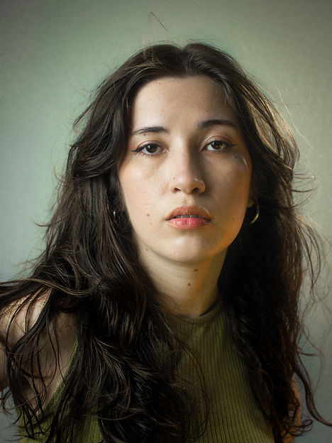 Retrato frontal de Beatriz Silva, uma mulher jovem de cabelos compridos.