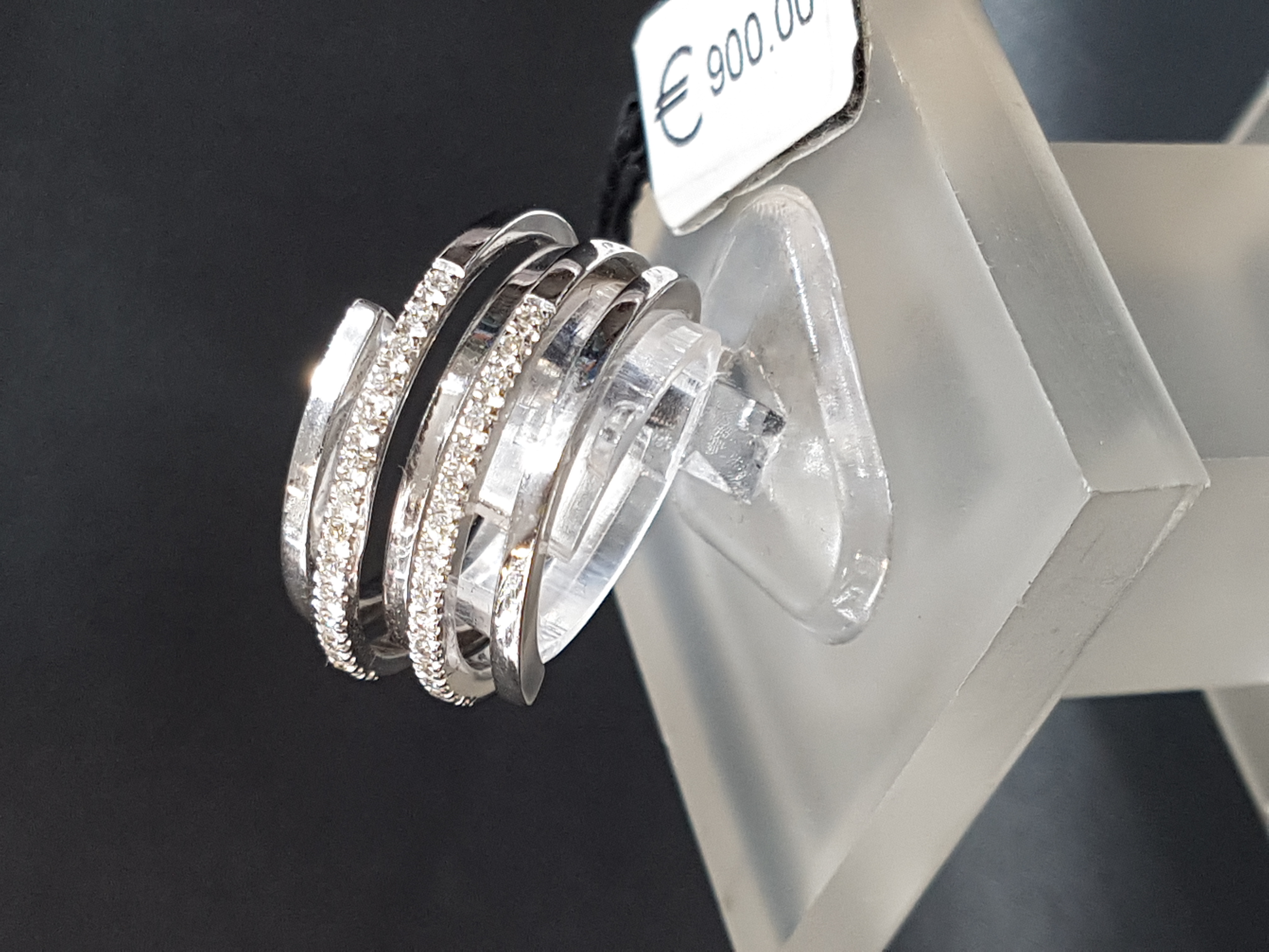 Anello con diamanti
