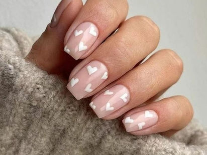 Saint-Valentin : une manucure lumineuse pour un moment qui compte