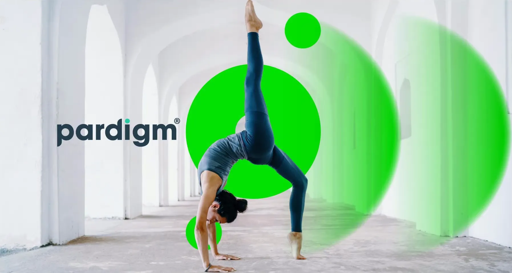 foto logo en vrouw an Pardigm.