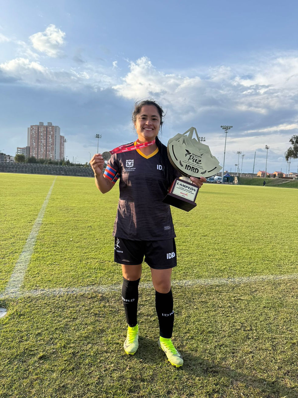 Lisseth Moreno con uno de los trofeos que ha ganado a nivel regional