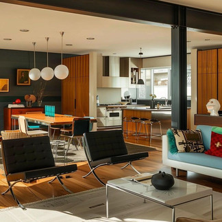 Sala com mobiliário solto modernista