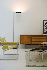 Mobiliário de Marcel Breuer com a poltrona wassily e mesas de centro.