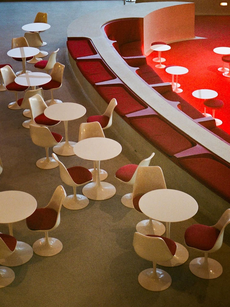 Twa Hotel com cadeiras e mesas tulipa de Eero Saarinen.