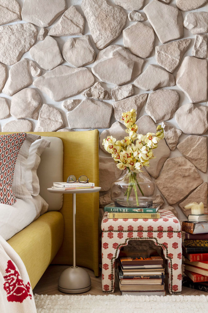 Mesa lateral e objetos decorativos no quarto do Apartamento Otto em projeto de interiores residencial.