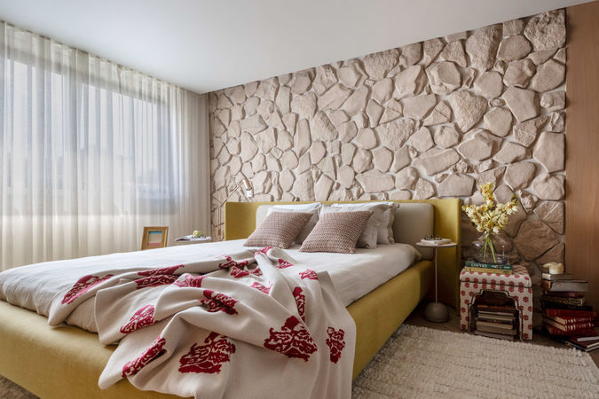 Quarto de casal do Apartamento Otto com design contemporâneo, tons neutros e composição aconchegante.