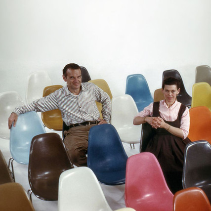 Charmes e Ray Eames sentados na cadeiras shell.
