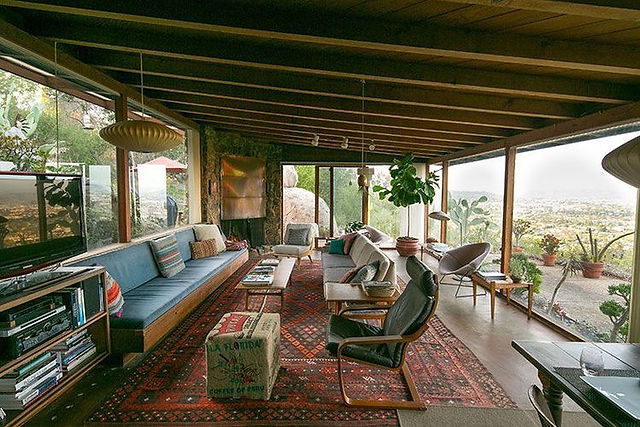 Sala Mid Century Modern com tapete persa e mobiliário modernista