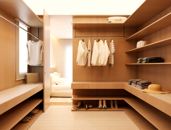 Closet planejado com marcenaria em madeira e iluminação integrada, projeto residencial em Curitiba.