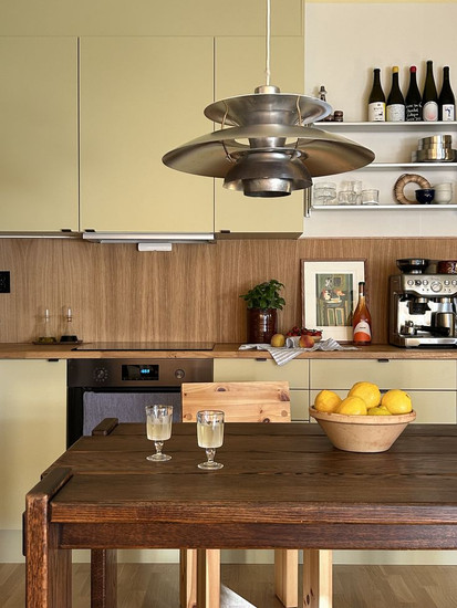 Cozinha com marcenaria off-white e pendente na mesa de jantar