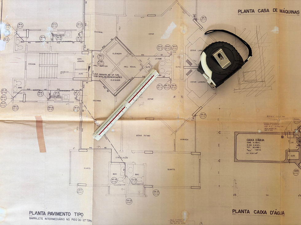 Projeto executivo de obra de arquitetura com trena e escalímetro.