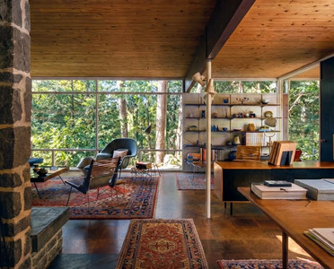 Sala mid century modern integrada com home office
