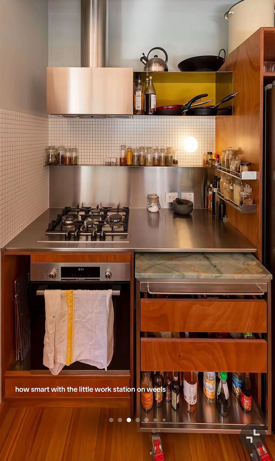 Cozinha com bancada em inox e carrinho removível em pedra verde