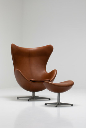 Egg Chair de Arne Jaconbsen em couro marrom.