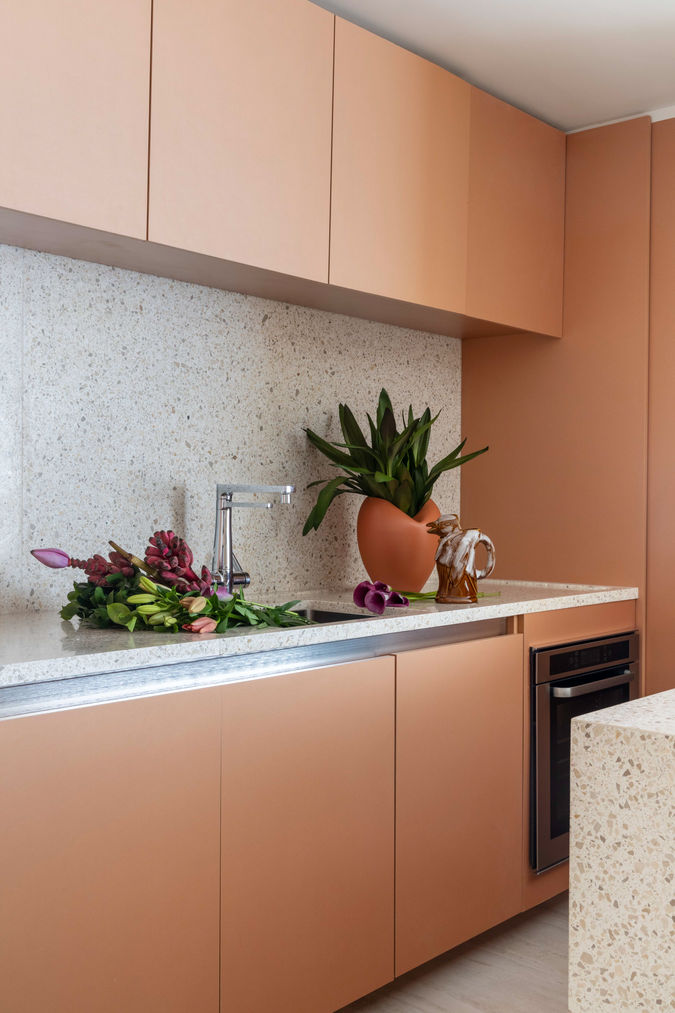 Marcenaria planejada da cozinha do Apartamento Otto com armários em tons terrosos.