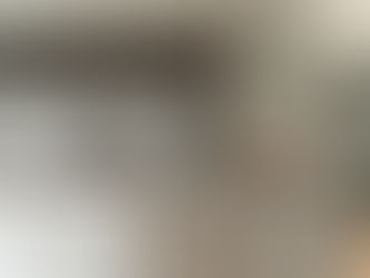 Cozinha no estilo Mid-Century Modern com marcenaria em madeira e linhas retas