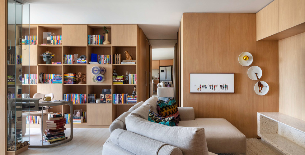 Sala de estar aconchegante com home office integrado