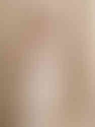 Eine Frau, die ein Brautkleid aus Seide trägt, welches lange Ärmel aus Tüll hat