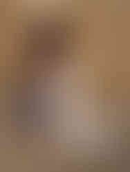 Frau mit langärmeligen Brautkleid