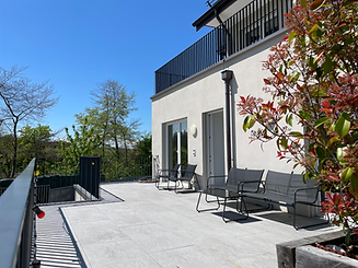 Immense terrasse ensoleillée de Foyer L'Hirondelle