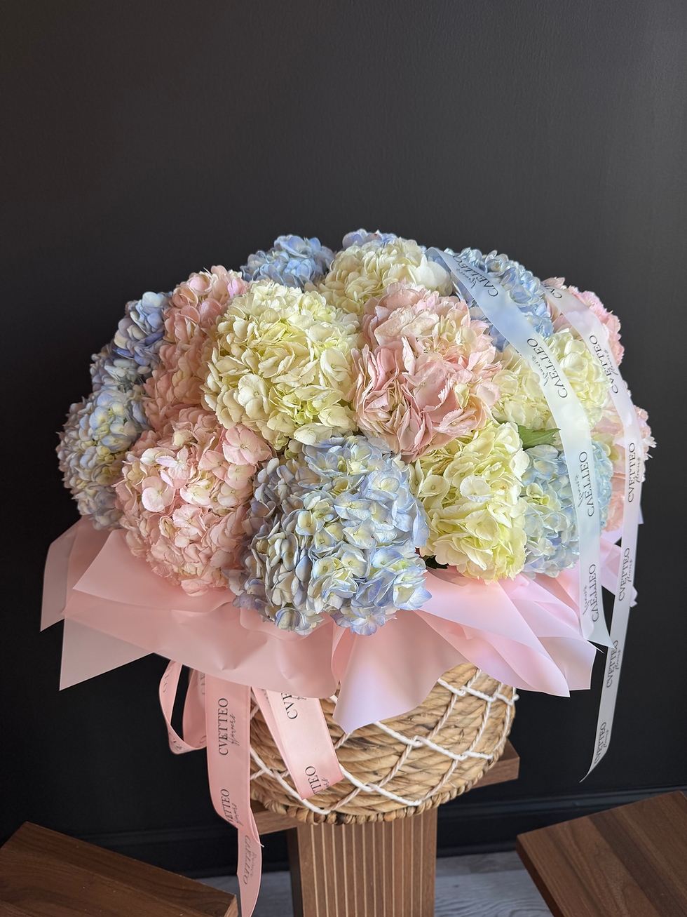 Thumbnail: «Basket with hydrangea»