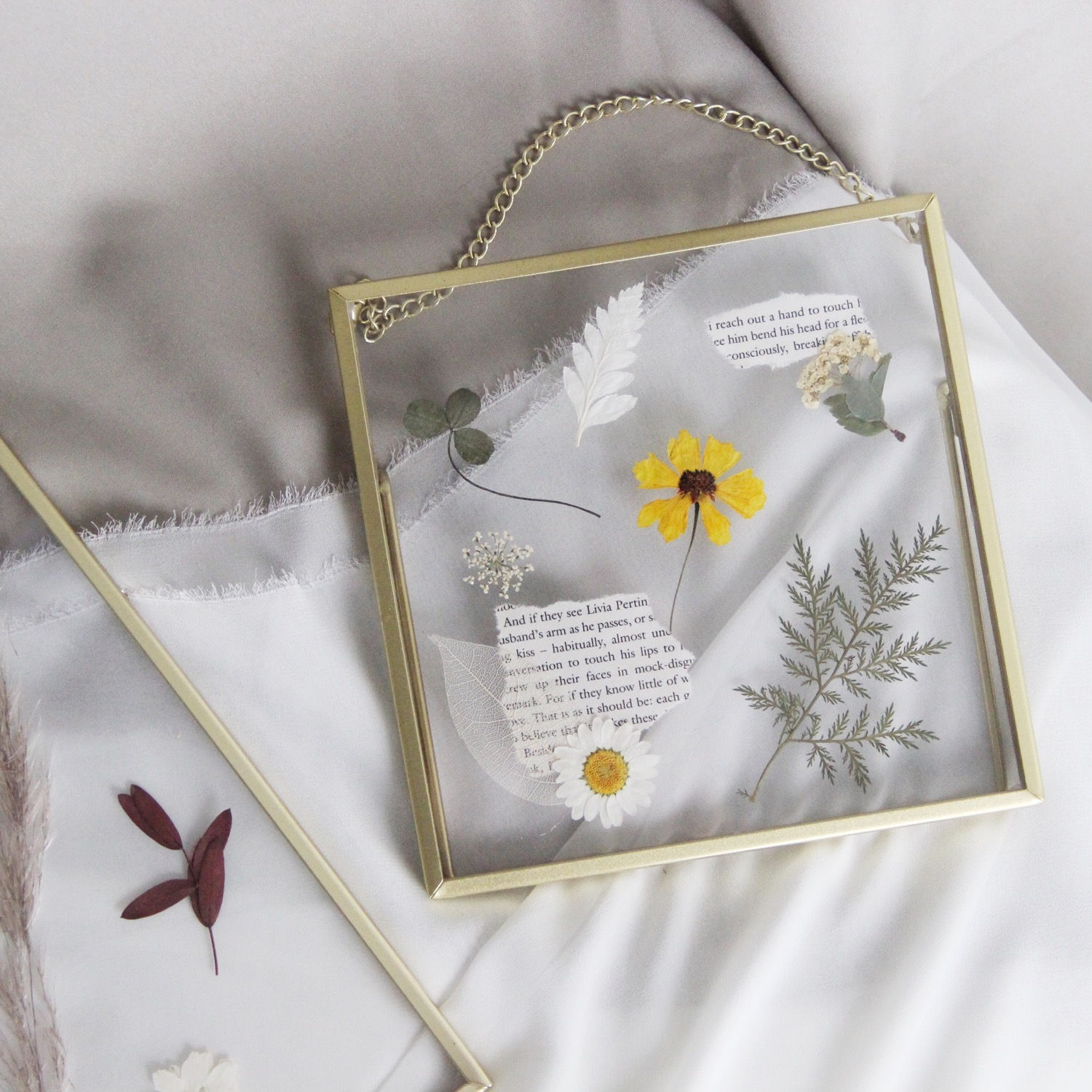 Pressed Dried Flower Golden Metal Frame (S)