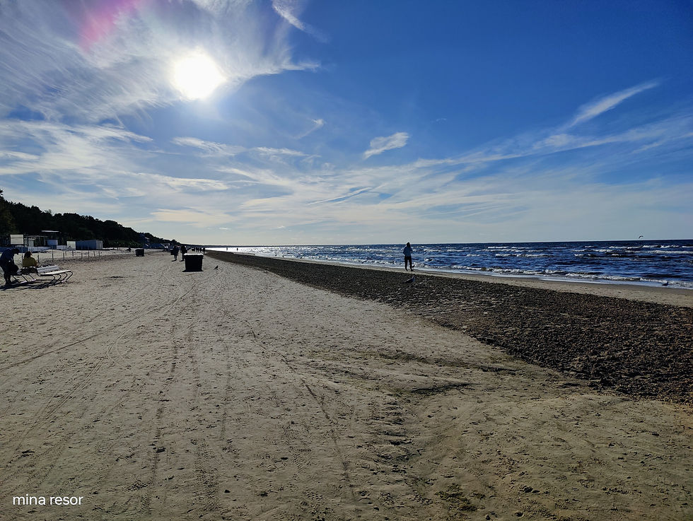 En sandstrand vid havet i Lettland
