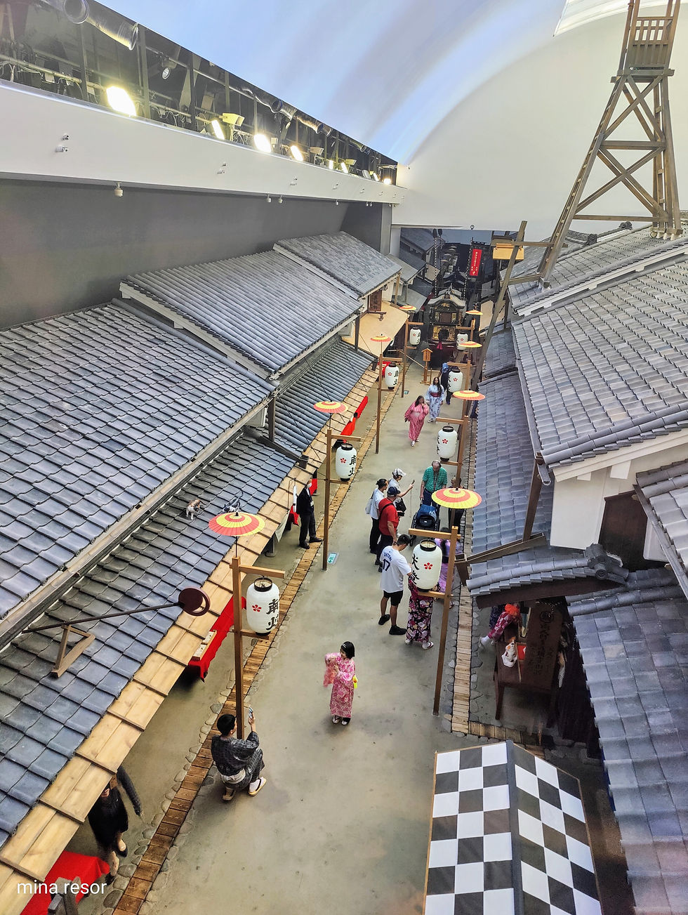 Det är väldigt trevligt att gå runt inne i museumet för att se hur livet var förr i Osaka och japan.