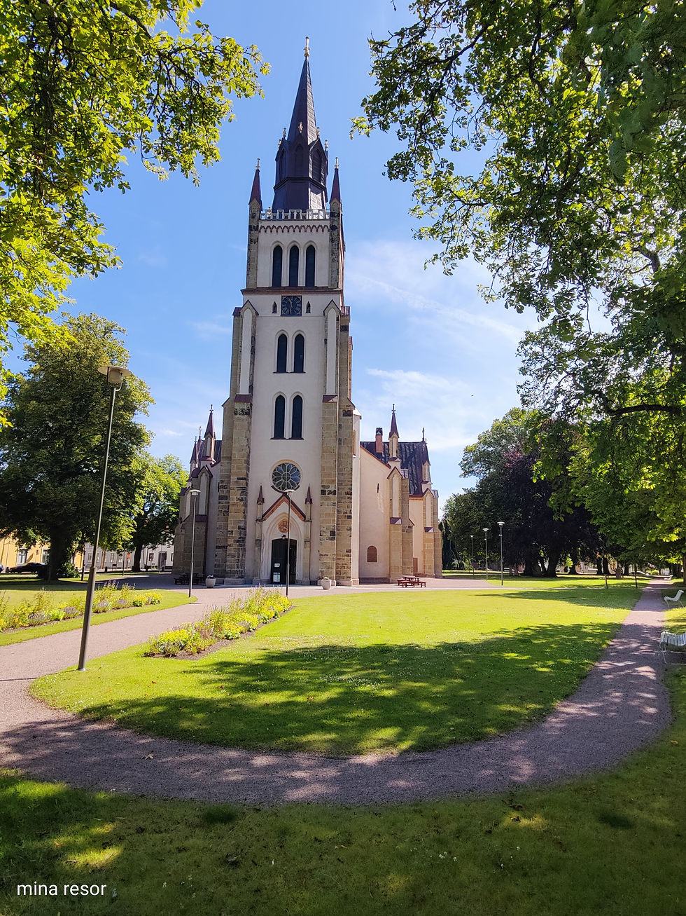 en kyrka bland träden
