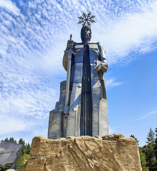 en titan staty vid rio tajo