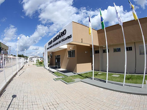 Alt text: Fachada do Fórum da Comarca de Colinas do Tocantins, onde foi realizado o julgamento que condenou um homem a 24 anos de prisão pelo assassinato do próprio irmão, crime ocorrido em Bernardo Sayão.