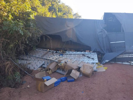 Carreta tombada às margens da BR-010, em Goiatins, durante ocorrência em que policiais localizaram diversos tabletes de drogas escondidos em meio à carga.