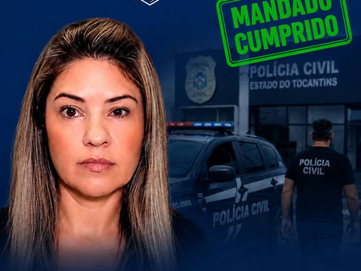 Cláudia Fernanda Cândido da Silva em primeiro plano, com imagem da Polícia Civil do Tocantins ao fundo e selo indicando “Mandado Cumprido”, ilustrando o cumprimento da prisão preventiva no âmbito da Operação Falsa Emergência, em Palmas.