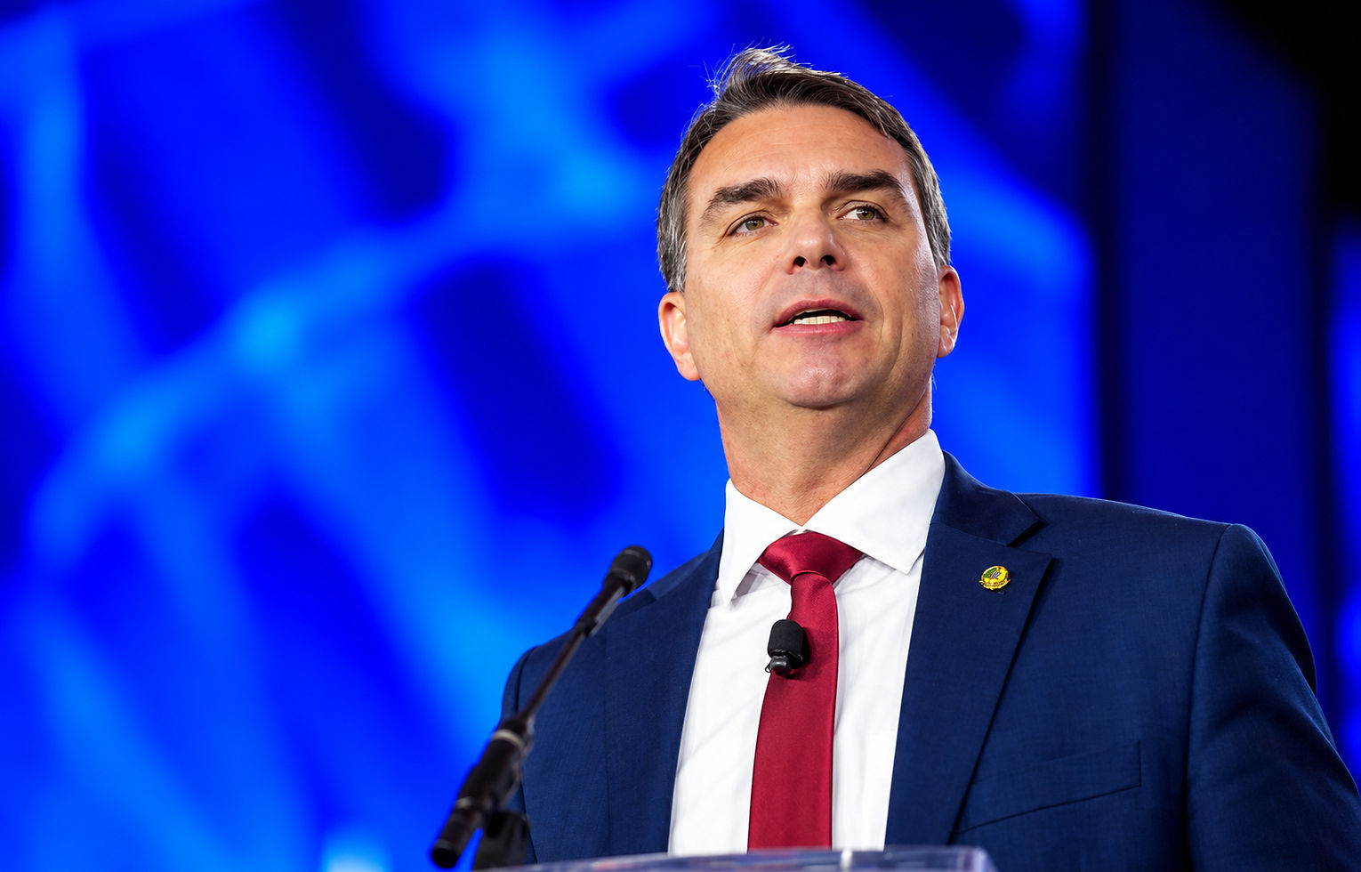 PF apura possível saída de Flávio Bolsonaro do Brasil com destino aos Estados Unidos