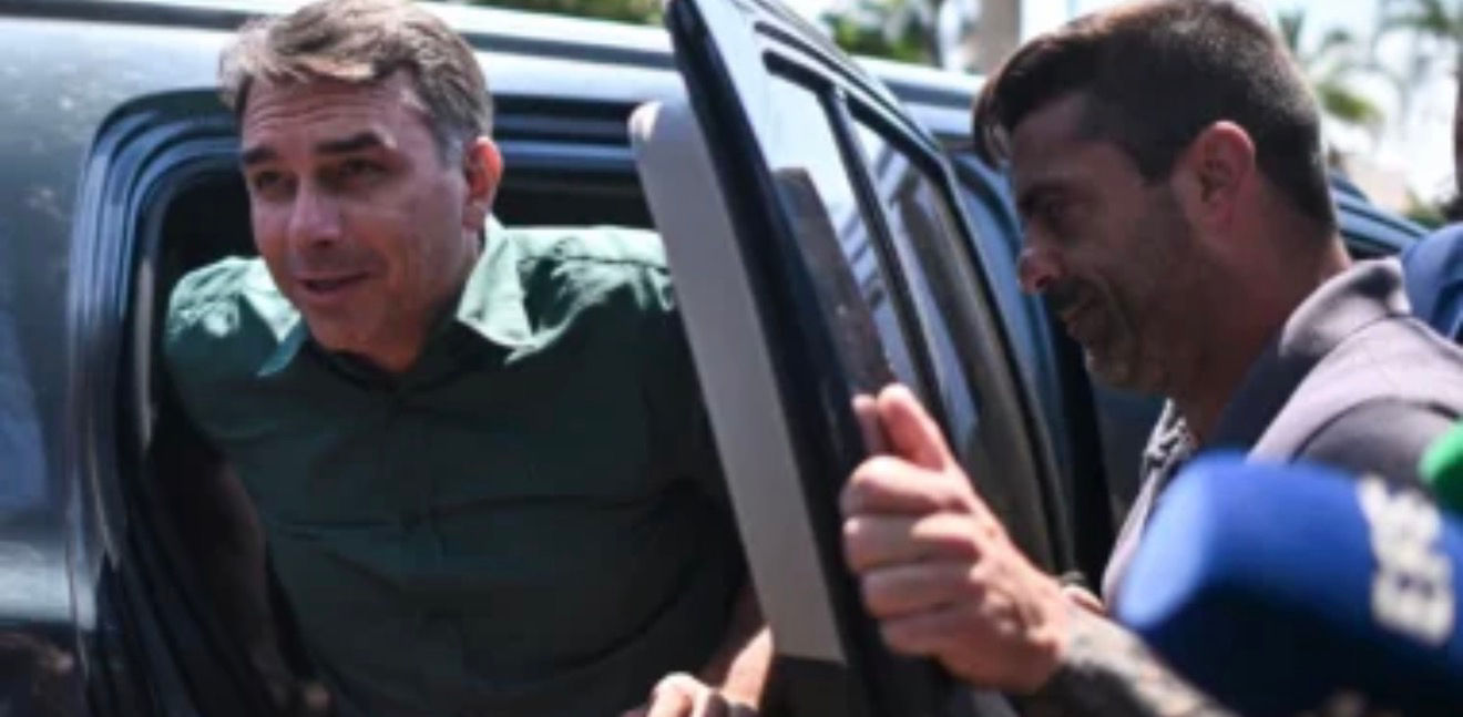 Saída de Flávio Bolsonaro para os EUA pode desencadear investigações contra aliados e familiares
