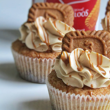 Speculoosbodem, bruine suiker cake, speculoosboterroom en afgewerkt met speculoospasta en koekje.