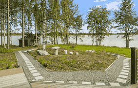 Villa Lystikama vuokramokki takapihalta ulkoa jarven rannalta Lapissa Rovaniemella.
