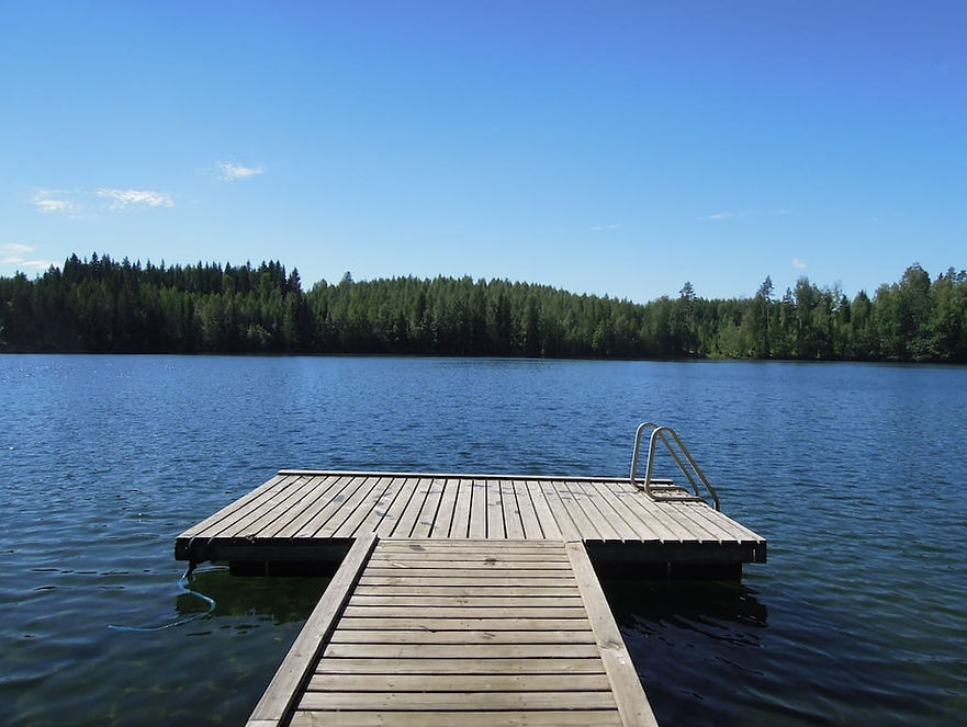Laituri jarven rannalla kesalla ja laiturissa rappuset.