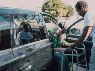 Movilidad segura para personas mayores: cómo los cuidadores apoyan la movilidad diaria en Delaware