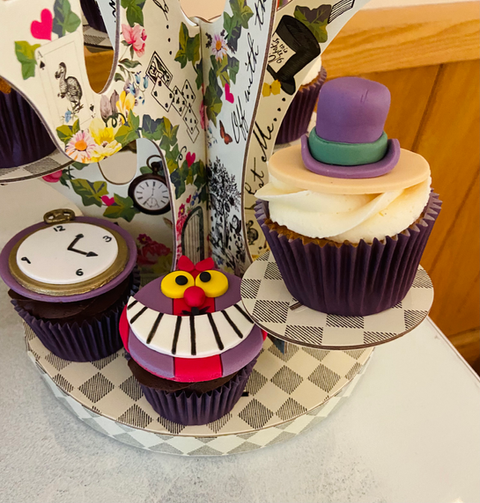Alice In Wonderland Cake and Cupcakes (33).heic