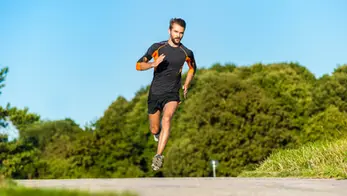 Descubre 5 beneficios de correr que van más allá del físico: desde cuidar tu corazón hasta mejorar tu ánimo y tu sueño. Motívate a ponerte los tenis hoy mismo.
