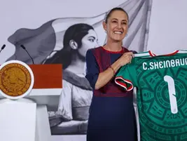 Claudia Sheinbaum sostiene una reunión en Palacio Nacional con directivos de la Liga MX y la Federación Mexicana de Futbol para presentar proyectos de desarrollo deportivo rumbo al Mundial 2026.