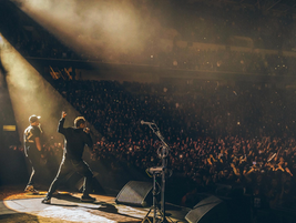 La nota habla sobre la gran oferta de conciertos y eventos musicales que tendrá la Ciudad de México durante junio y julio de 2026, coincidiendo con la temporada futbolera internacional. Destaca presentaciones de artistas nacionales e internacionales como System Of A Down, ZAYN, Caifanes, Grupo Firme y ENHYPEN, mostrando que la música también será protagonista del verano en la capital del país.