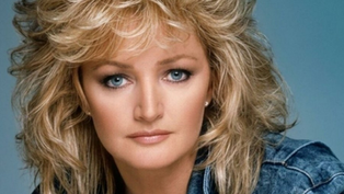 Bonnie Tyler durante una presentación en vivo, la legendaria cantante británica reconocida por el éxito "Total Eclipse of the Heart".