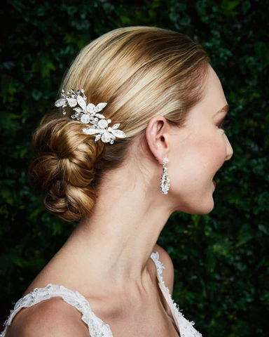 The Charity clip adds an exquisite touch of sparkle to sleek hairstyles.