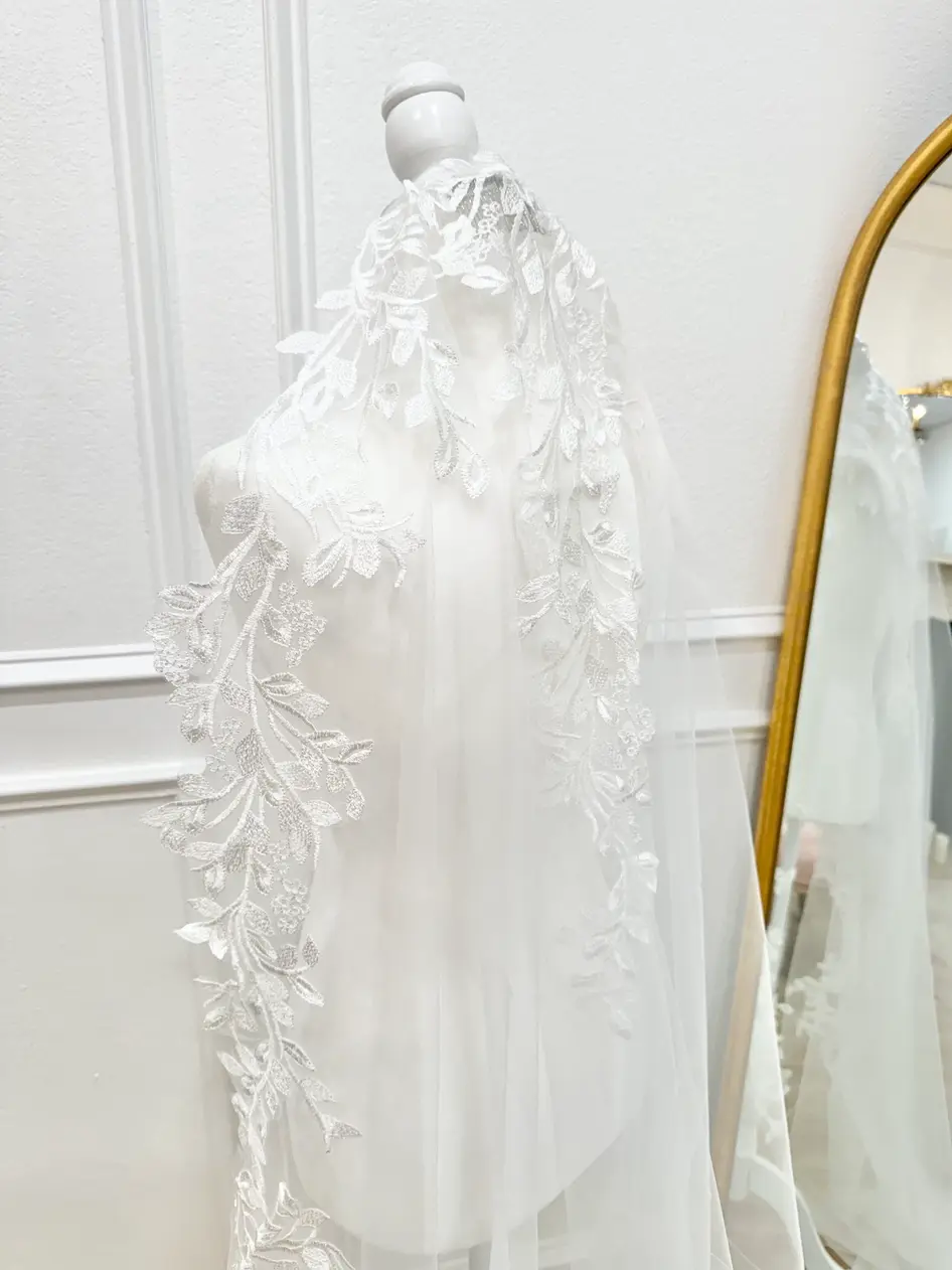 Thumbnail: The Maria Mantilla veil reinterprets a timeless classic with a sophisticated, modern elegance.