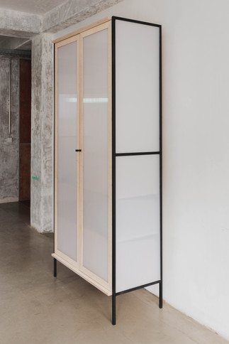 Leichtfüßiger Kleiderschrank aus Polycarbonat