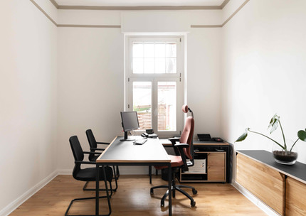 Ordnung im Büro mit hochwertigen Holzmöbel