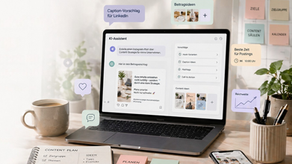 Laptop auf einem hellen Schreibtisch mit KI-Assistent für Social-Media-Content, Caption-Vorschlägen, Beitragsideen, Content-Plan und Symbolen für Engagement und Reichweite.