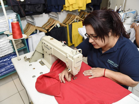 Fabricamos UNIFORMES EMPRESARIALES e INDUSTRIALES de USO INTENSIVO sobre pedidos.